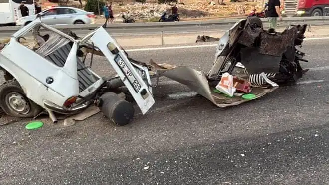 Bariyere Çarpan Araç Feci Bir Kaza Sonucu Hurda Oldu