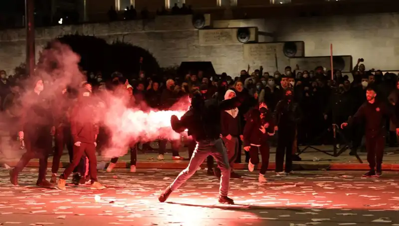 Yunanistan'da Hükümete Gensoru: Atina Sokakları Gerrilaya Dönüştü!