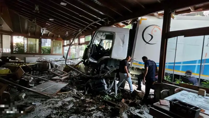 Freni Boşalan Kamyon, Restorana Girdi: O Anlar Korku Dolu Anlara Sahne Oldu