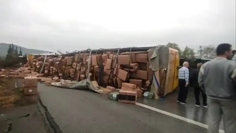 TEM Otoyolu'nda TIR Devrildi: Ankara Yolu Ulaşıma Kapatıldı!
