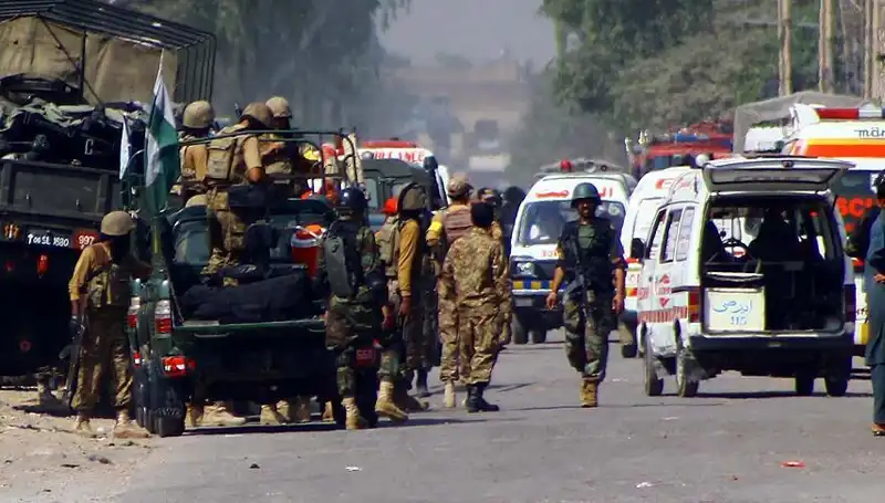 Pakistan'da Camideki Bombalı Saldırı: 4 Kişi Yaralandı