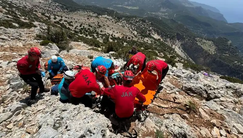 Fethiye'de Paraşüt Kazası: Kayalıklara Düşen İki Genç Hayatını Kaybetti
