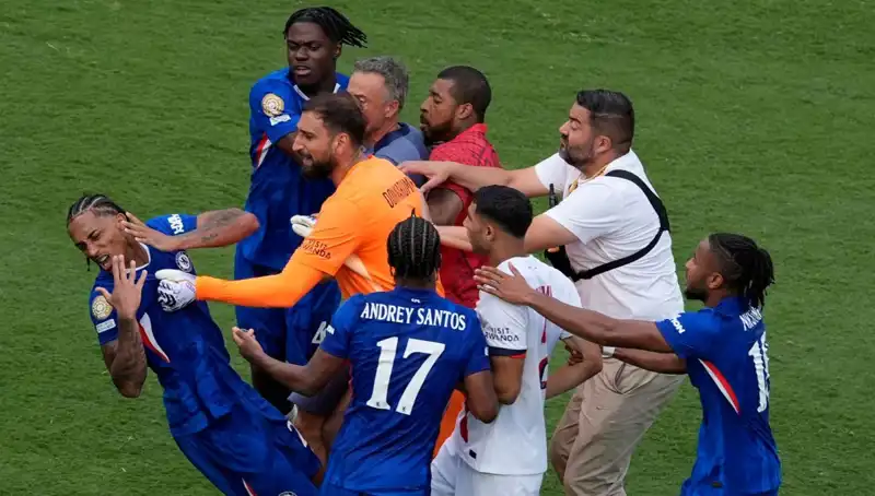 Final Maçında Şok Anlar: Teknik Direktörden Futbolcuya Yumruk Taktikleri