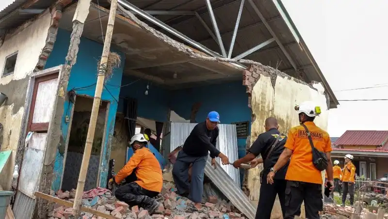 Endonezya'da 5,7 Büyüklüğünde Deprem: 8 Ev Çöktü, Halk Panic İçinde