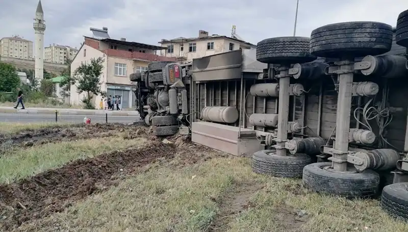 Erzurum'da Freni Boşalan TIR, Feci Kazaya Neden Oldu