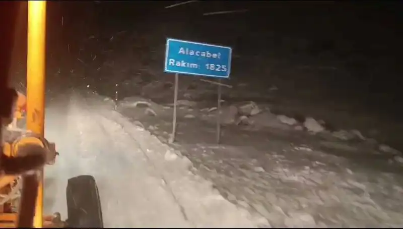 Antalya'da Beklenmedik Kar Yağışı, Şehri Bambaşka Bir Atmosfere Bürüdü