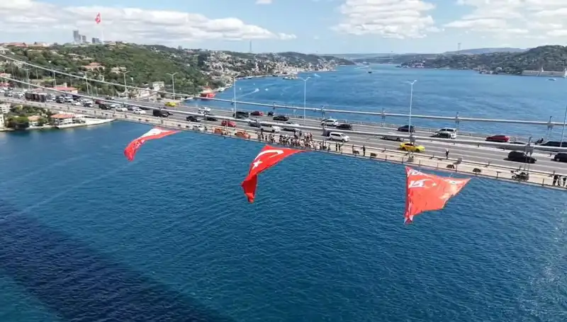 Türkiye’nin İkonik Köprüsünde Dev Türk Bayrağı Gösterisi