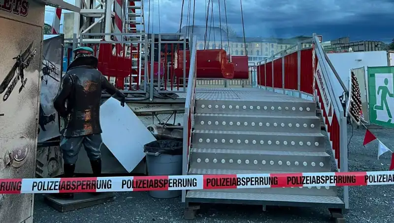 Dönen Salıncağın Reklam Direklerine Çarpması: Facianın Eşiğinden Dönüldü