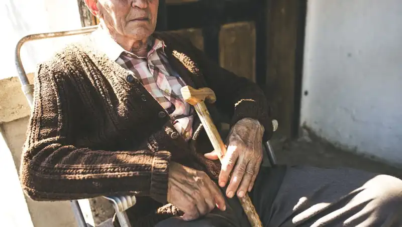100 Yaşındaki Yaşlıların Yarısı Depresyonda: Yalnızlık ve İlgi Eksikliği Tehlikesi