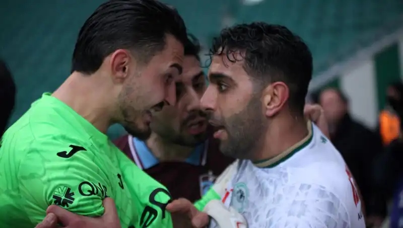 Konyaspor ve Trabzonspor Maçında Gergin Anlar: Futbolcular Birbirine Girdi!