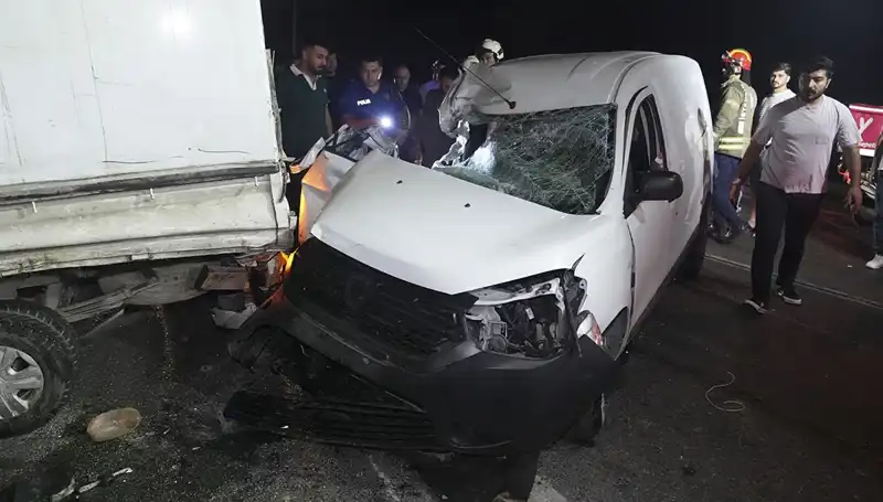 İstanbul'da Feci Kaza: 3 Kişi Yaralandı, Olay Yeri Kameralara Yansıdı