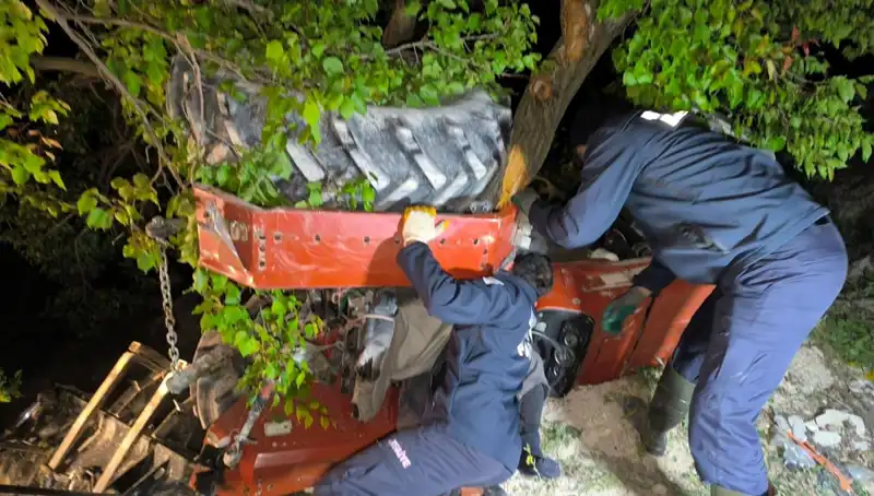 Kontrolden Çıkan Traktör Devrildi: Tarım Alanında Üzücü Kaza