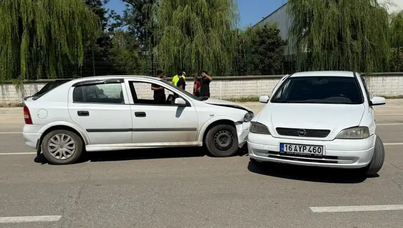 İki otomobil çarpıştı: Korkutan kaza sonucu 2 yaralı!
