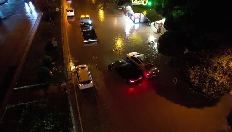 Adana'da Aniden Bastıran Sağanak, Cadde ve Yolları Sular Altında Bıraktı