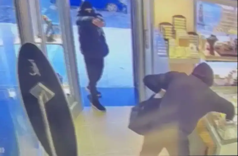 Ümraniye'de Soygun Girişimi: Maskeli Soyguncular Sokakları Korkuttu
