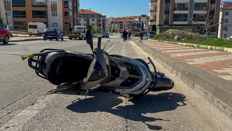 Uşak’ta Kontrolsüz Çarpışma: Hafif Ticari Araç ve Motosiklet Kazası Felakete Dönüştü
