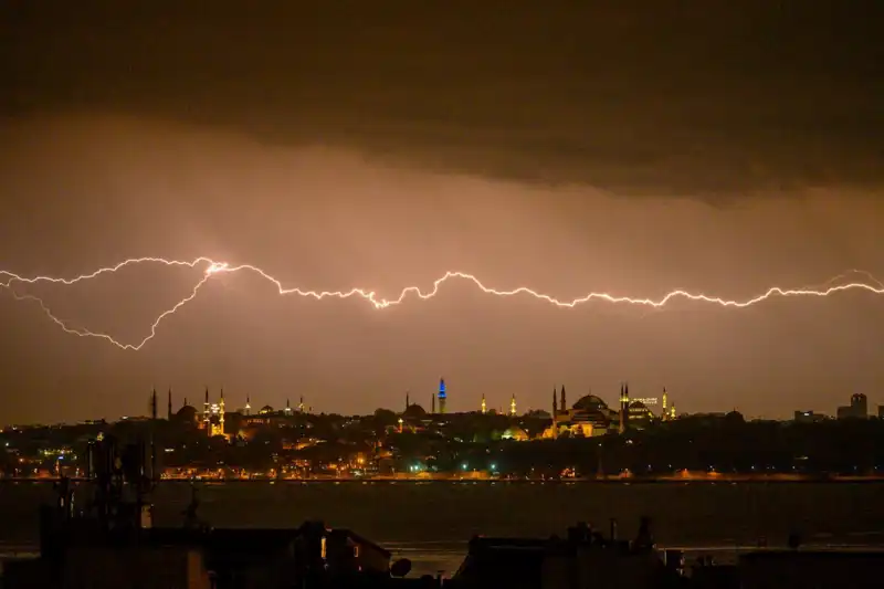 İstanbul'da Sıcaklık Şoku: 22 Derece Düşüş ve Kar Beklentisi