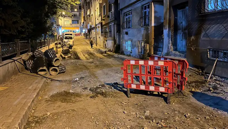 Bayrampaşa’da Altyapı Çalışmaları Sırasında Rögar Kapağı Patladı: Kazada Can Kaybı Olmadı