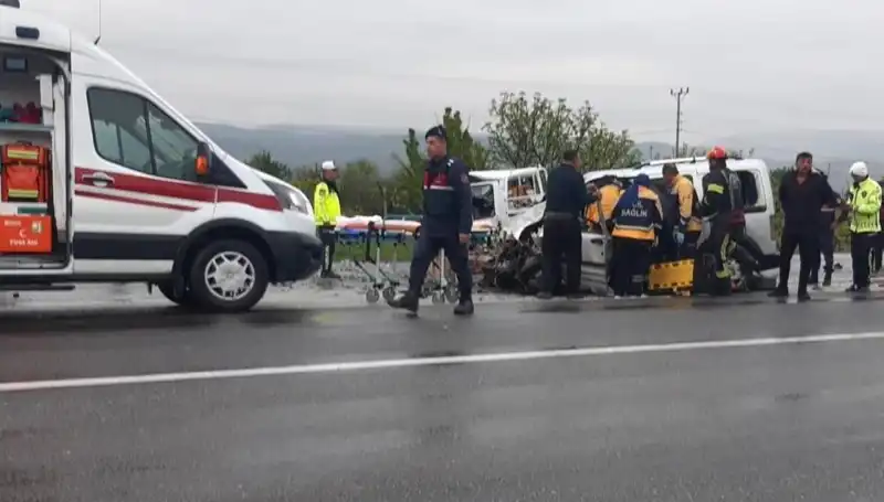 Denizli'de Korkunç Kaza: İki Araç Kafa Kafaya Çarpıştı, 3 Yaralı