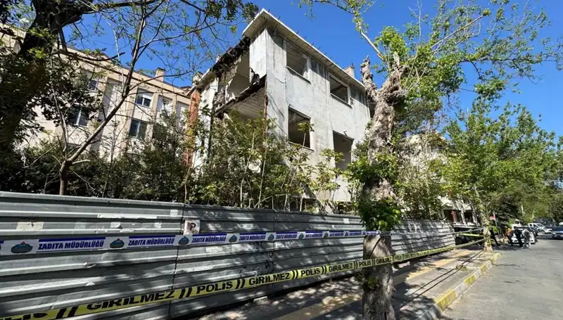 Bakırköy'de Deprem, Metruk Bina Kısmen Çöktü: Büyüyen Tehlike