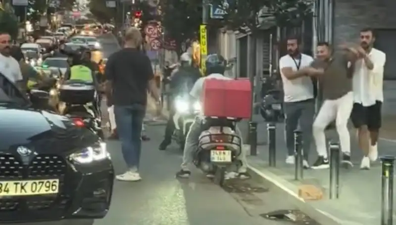 Nişantaşı'nda Alışveriş Yolu Kargaşası: Sopalı Kavga Göz Kamaştırdı
