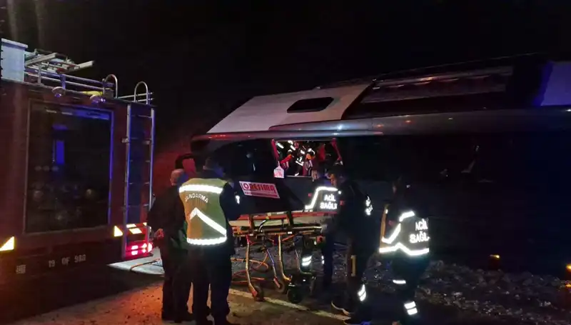Tur Otobüsünün Kaza Yaptığı Festivale Dönüş Yolunda 23 Kişi Yaralandı