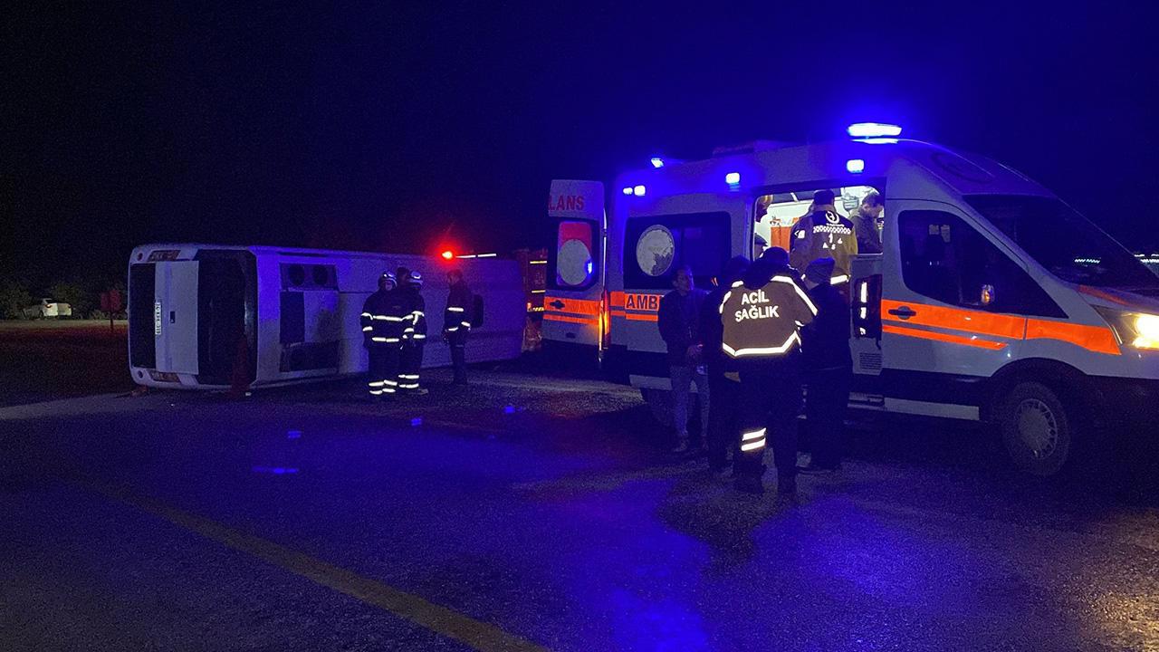 Cenazeye gidenleri taşıyan midibüs kaza yaptı: 24 yaralı