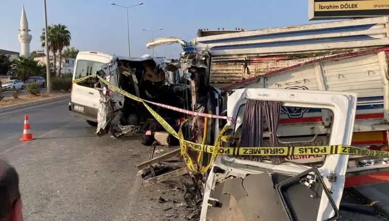 Mersin'de Tatil Yolunda Gerçekleşen Feci Kaza: İki Can Gitti, On Yaralı