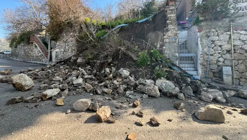 Yola Çöken İstinat Duvarı: Kazaya Davetiye Çıktı!