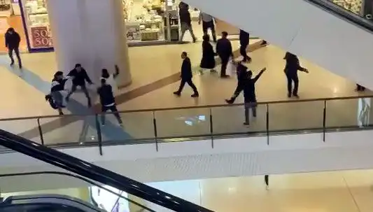 İstanbul'daki AVM'de Dehşet Anları: Arka Arkaya Yaşanan Kavgalar Ortalığı Karıştırdı