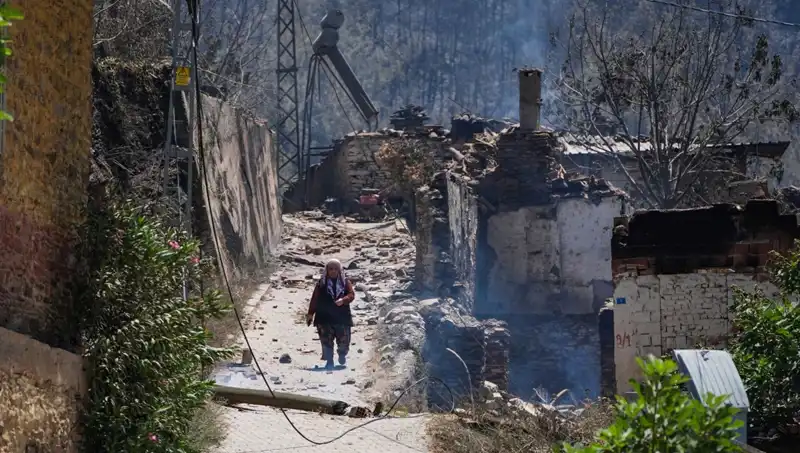 İzmir ve Bilecik’te Yangın Felaketi: 415 Bina Alevlere Teslim Oldu