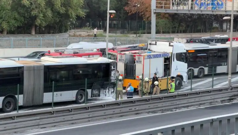 İstanbul’da Metrobüs Yangını: Trafiği Felç Eden Olayın Ayrıntıları