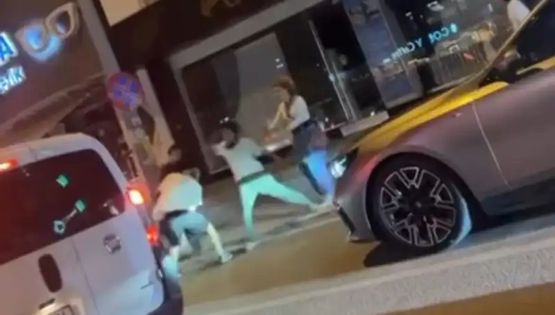 Cadde Boks Ringine Dönüştü: Spor Tutkunları Yumruk Yumruğa Geldi