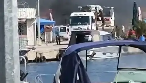 Tuzla'da Balıkçı Barınağında Korkutan Lastik Yangını: Şok Edici Görüntüler