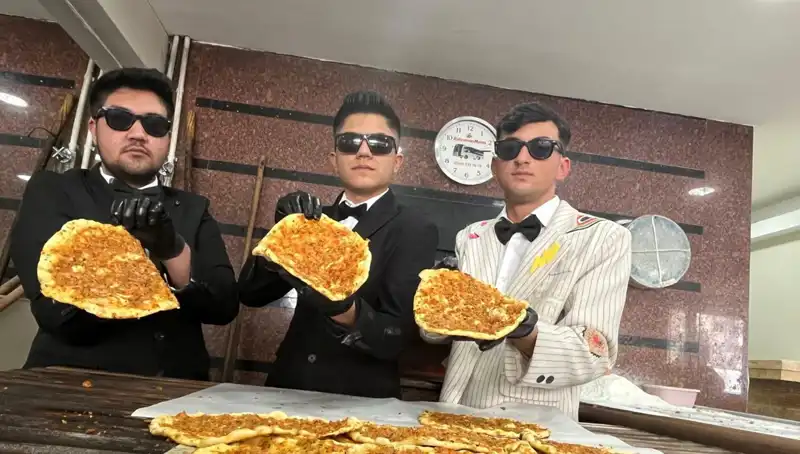 Takım Elbiseli Fırıncılar: Yeşil Kekler ve Şıklığın Bir Araya Geldiği Anlar