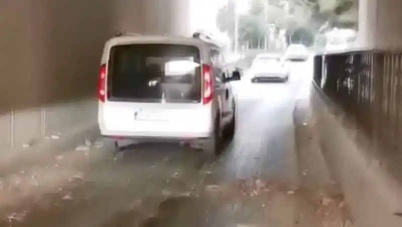 Trafikte Dehşet Anları: Araçlara Düşen Beton Parçaları Yayaları Korkuttu