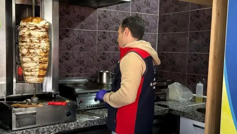 Tavuk Döner Alarmı: İşletmelere Baskınlar ve Gıda Güvenliği Tehditleri