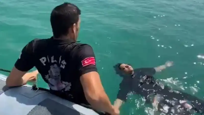 Baraj Gölünde Düşen Kadını Gemi Adamları Kurtardı