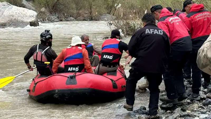 Zap Suyu’nda Mahsur Kalan 4 Kişi Kurtarıldı: Dram dolu anlar yaşandı!
