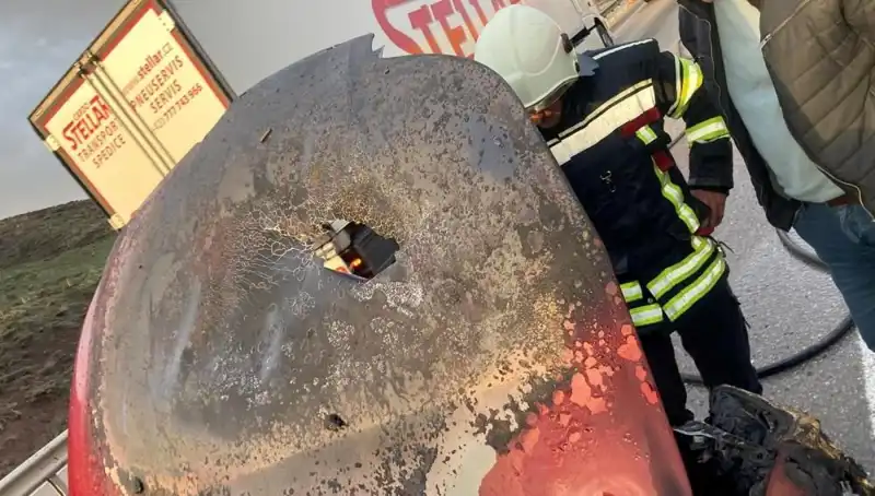 Seyir Halindeki Araçta Korkutan Yangın: Olay Anı Kamerada!