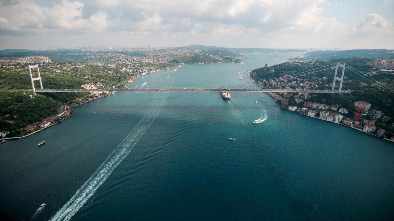 İstanbul Boğazı'nda Gemiler Yeniden Hareketlendi
