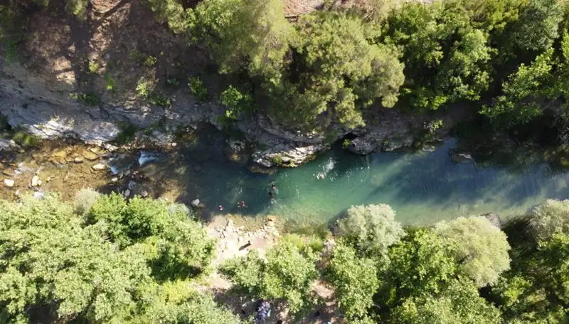 Yaz Sıcaklarının Zorlukları: Adana'da Nem Bunalttı, Yaylacılar Doğal Sulara Koştu