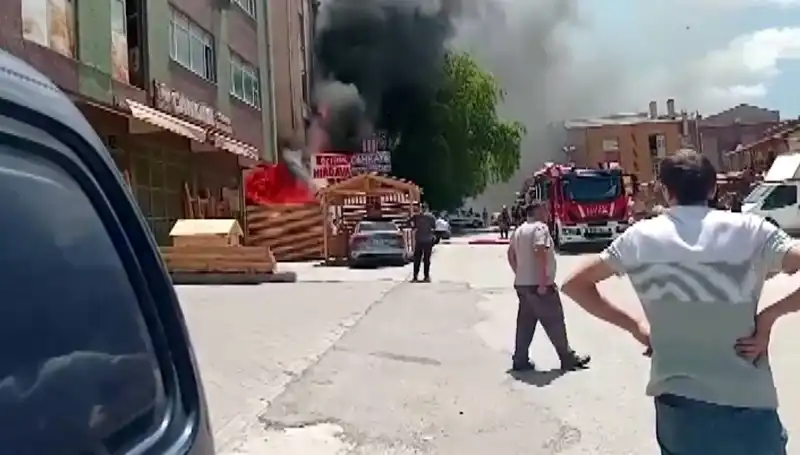 Başkent Ankara'da Fırtınalı Gece: Yangın ile İş Yerleri Küle Döndü