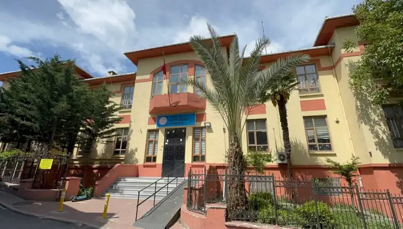 Depremde Hasar Gören Okullar Boşaltıldı: Öğrenciler Ne Olacak?