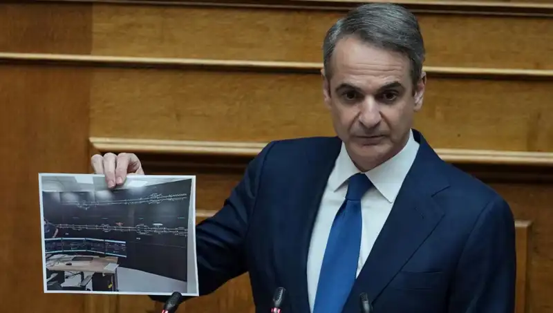 Yunanistan'da Siyasi Çalkantılar: Miçotakis Protesto Dalgasına Yenik Düştü