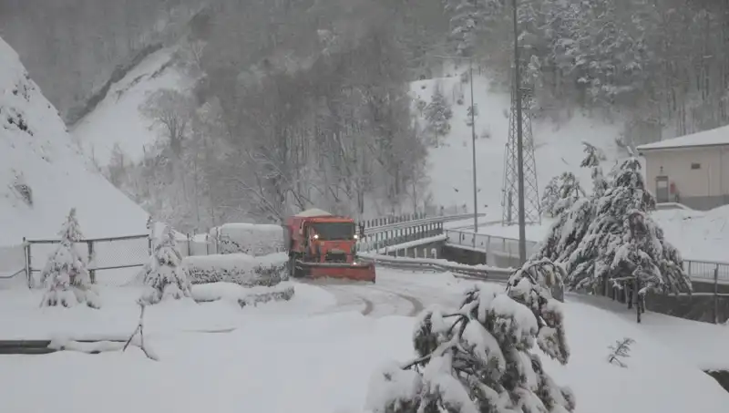 Bolu Dağı'nda Beklenmedik Kar Yağışı: Kış Geri Mi Döndü?