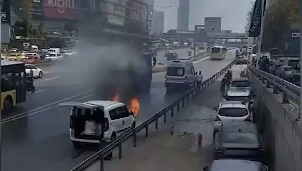 Yanan Araç Alev Alev! TOMA ile Serinleten Müdahale Geliyor