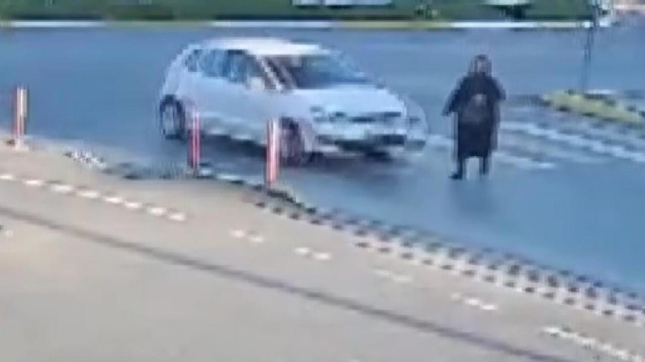 Araç Çarptı Ve Yardım Beklerken İkinci Kaza Geçirdi