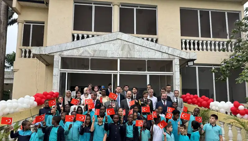 Kamerun'da Ulusal Egemenlik ve Çocuk Bayramı Renkli Etkinliklerle Kutlandı