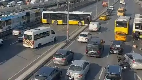 İETT Otobüsü, Trafiği Kilitleyen Kaza Sonucu İki Araca Çarptı